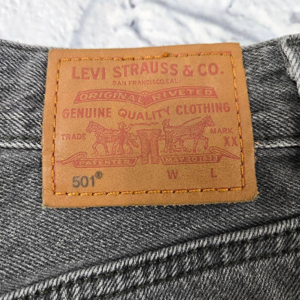 Iconic Women's Levi Premium 501 Black Denim Cutoff Shorts Faded Distressed sz 30 - Picture 3 of 16
